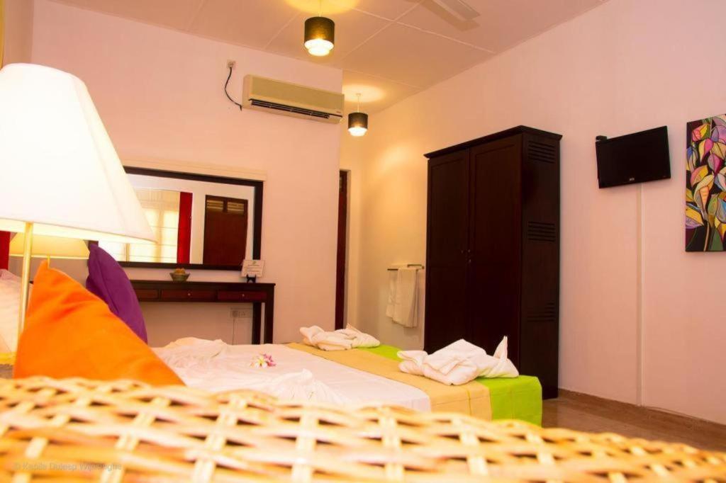 Kent Hotel Tissamaharama Exterior photo